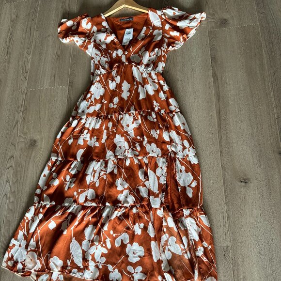 Abercrombie & Fitch Dresses & Skirts - Flutter Sleeve Orange and White floral Abercrombie midi dress